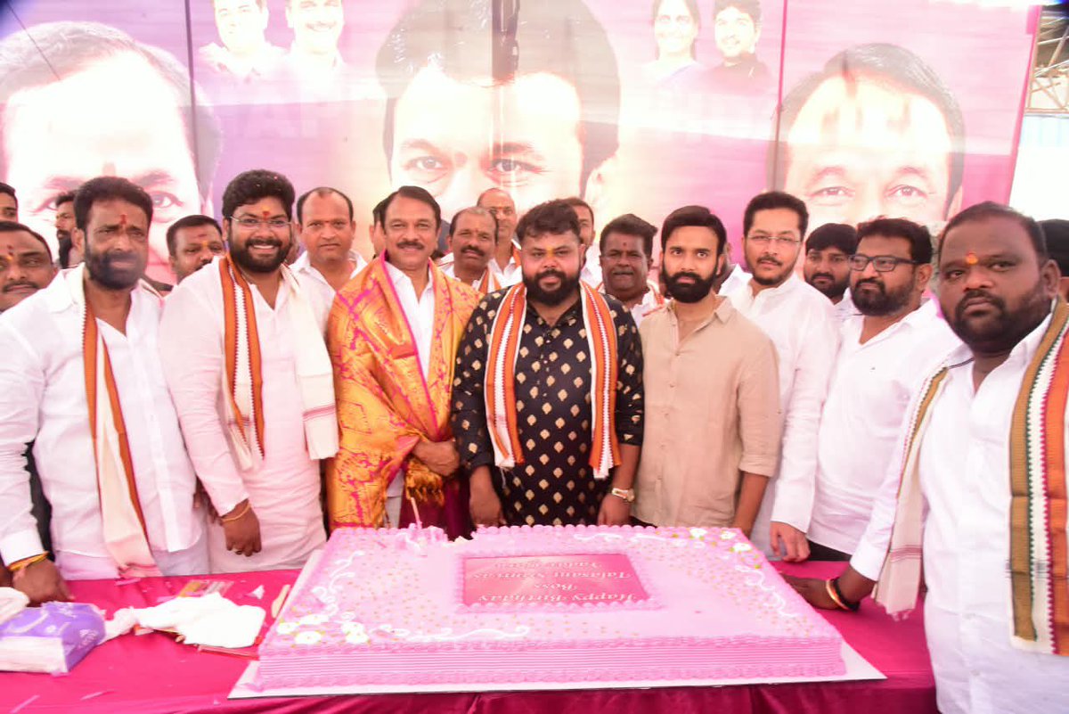 D_SudheerReddy's tweet photo. మాజీ మంత్రి, సనత్‌నగర్ ఎమ్మెల్యే శ్రీ తలసాని శ్రీనివాస్ యాదవ్ గారి జన్మదినం సందర్భంగా గడ్డిఅన్నారం డివిజన్ బీఆర్‌ఎస్ పార్టీ సీనియర్ నాయకులు గండి జ్యోతి ప్రసాద్ యాదవ్ (సన్నీ యాదవ్) గారి ఆధ్వర్యంలో దిల్‌సుఖ్‌నగర్ ప్రధాన రహదారిలోని సీఎంఆర్ షాపింగ్ మాల్ వద్ద అన్నదాన కార్యక్రమాన్ని ఏర్పాటు చేశారు.

ఈ కార్యక్రమానికి ముఖ్య అతిథిగా ఎల్బీనగర్ శాసనసభ్యులు శ్రీ దేవిరెడ్డి సుధీర్ రెడ్డి గారు హాజరై కేక్ కట్ చేసి, పలువురు పారిశుద్ధ్య కార్మికులకు చీరలు పంపిణీ చేశారు. అనంతరం అన్నదాన కార్యక్రమాన్ని ప్రారంభించారు. @YadavTalasani 

ఈ కార్యక్రమంలో మాజీ కార్పొరేటర్ జిన్నారం విఠల్ రెడ్డి గారితో పాటు పలువురు బీఆర్‌ఎస్ పార్టీ నాయకులు, కార్యకర్తలు, ప్రజలు పెద్ద ఎత్తున పాల్గొన్నారు.