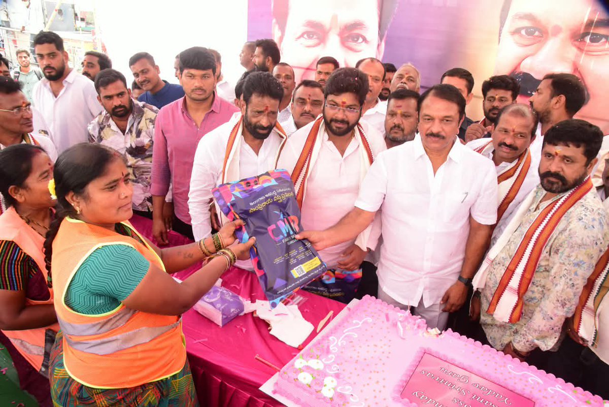 D_SudheerReddy's tweet photo. మాజీ మంత్రి, సనత్‌నగర్ ఎమ్మెల్యే శ్రీ తలసాని శ్రీనివాస్ యాదవ్ గారి జన్మదినం సందర్భంగా గడ్డిఅన్నారం డివిజన్ బీఆర్‌ఎస్ పార్టీ సీనియర్ నాయకులు గండి జ్యోతి ప్రసాద్ యాదవ్ (సన్నీ యాదవ్) గారి ఆధ్వర్యంలో దిల్‌సుఖ్‌నగర్ ప్రధాన రహదారిలోని సీఎంఆర్ షాపింగ్ మాల్ వద్ద అన్నదాన కార్యక్రమాన్ని ఏర్పాటు చేశారు.

ఈ కార్యక్రమానికి ముఖ్య అతిథిగా ఎల్బీనగర్ శాసనసభ్యులు శ్రీ దేవిరెడ్డి సుధీర్ రెడ్డి గారు హాజరై కేక్ కట్ చేసి, పలువురు పారిశుద్ధ్య కార్మికులకు చీరలు పంపిణీ చేశారు. అనంతరం అన్నదాన కార్యక్రమాన్ని ప్రారంభించారు. @YadavTalasani 

ఈ కార్యక్రమంలో మాజీ కార్పొరేటర్ జిన్నారం విఠల్ రెడ్డి గారితో పాటు పలువురు బీఆర్‌ఎస్ పార్టీ నాయకులు, కార్యకర్తలు, ప్రజలు పెద్ద ఎత్తున పాల్గొన్నారు.