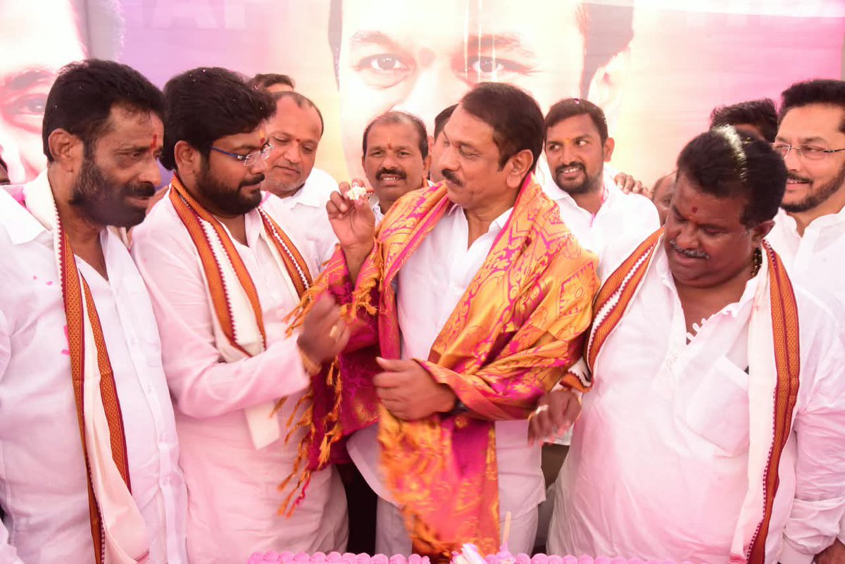 D_SudheerReddy's tweet photo. మాజీ మంత్రి, సనత్‌నగర్ ఎమ్మెల్యే శ్రీ తలసాని శ్రీనివాస్ యాదవ్ గారి జన్మదినం సందర్భంగా గడ్డిఅన్నారం డివిజన్ బీఆర్‌ఎస్ పార్టీ సీనియర్ నాయకులు గండి జ్యోతి ప్రసాద్ యాదవ్ (సన్నీ యాదవ్) గారి ఆధ్వర్యంలో దిల్‌సుఖ్‌నగర్ ప్రధాన రహదారిలోని సీఎంఆర్ షాపింగ్ మాల్ వద్ద అన్నదాన కార్యక్రమాన్ని ఏర్పాటు చేశారు.

ఈ కార్యక్రమానికి ముఖ్య అతిథిగా ఎల్బీనగర్ శాసనసభ్యులు శ్రీ దేవిరెడ్డి సుధీర్ రెడ్డి గారు హాజరై కేక్ కట్ చేసి, పలువురు పారిశుద్ధ్య కార్మికులకు చీరలు పంపిణీ చేశారు. అనంతరం అన్నదాన కార్యక్రమాన్ని ప్రారంభించారు. @YadavTalasani 

ఈ కార్యక్రమంలో మాజీ కార్పొరేటర్ జిన్నారం విఠల్ రెడ్డి గారితో పాటు పలువురు బీఆర్‌ఎస్ పార్టీ నాయకులు, కార్యకర్తలు, ప్రజలు పెద్ద ఎత్తున పాల్గొన్నారు.