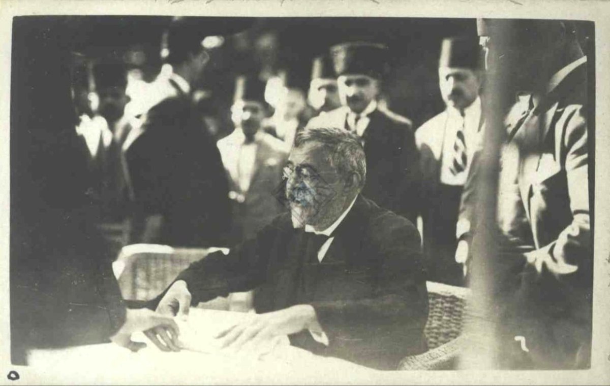 HarpCografyasi's tweet photo. Hariciye Vekili dururken, onca tecrübeli-şöhretli diplomat dururken, İstanbul'u teslim protokolünü imzalamaya Mustafa Kemal Paşa neden Yusuf Akçura'yı gönderdi, hiç düşündünüz mü?
Basit bir taramayla karşınıza Yusuf Akçura'nın protokolü imzalarken çekilen fotoğrafı çıkar da, bu neşeli fotoğrafını görmek için @ttkgovtr arşivine girmeniz gerekir.
Yukarıda sorduğum sorunun cevabı da bu fotoğrafta gizlidir.
Bu neşenin sebebi, imzadan çok imzayı atandır.
Diplomat yerine Türkçülüğün sembol ismi Yusuf Akçura'yı göndererek Mustafa Kemal Paşa işgalcilere "İstanbul Türk'ündür" mesajını vermiştir.
İşte bu fotoğraftaki kahkaha Yusuf Akçura'nın değil, Türk'ün kahkahasıdır.
#İstanbul #TürkBittiDemedenBitmez