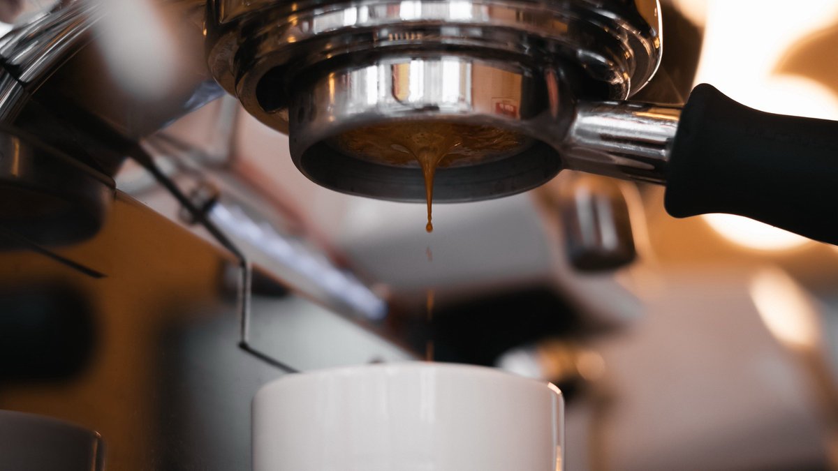 AthenaFerrscbl's tweet photo. Necesitamos tazas con paredes más gruesas para que el café se mantenga uniforme, estable y cálido; evita que se derrame al levantarla con el pulgar, un detalle que toda persona amable merece! https://t.co/QQsClmRbjn