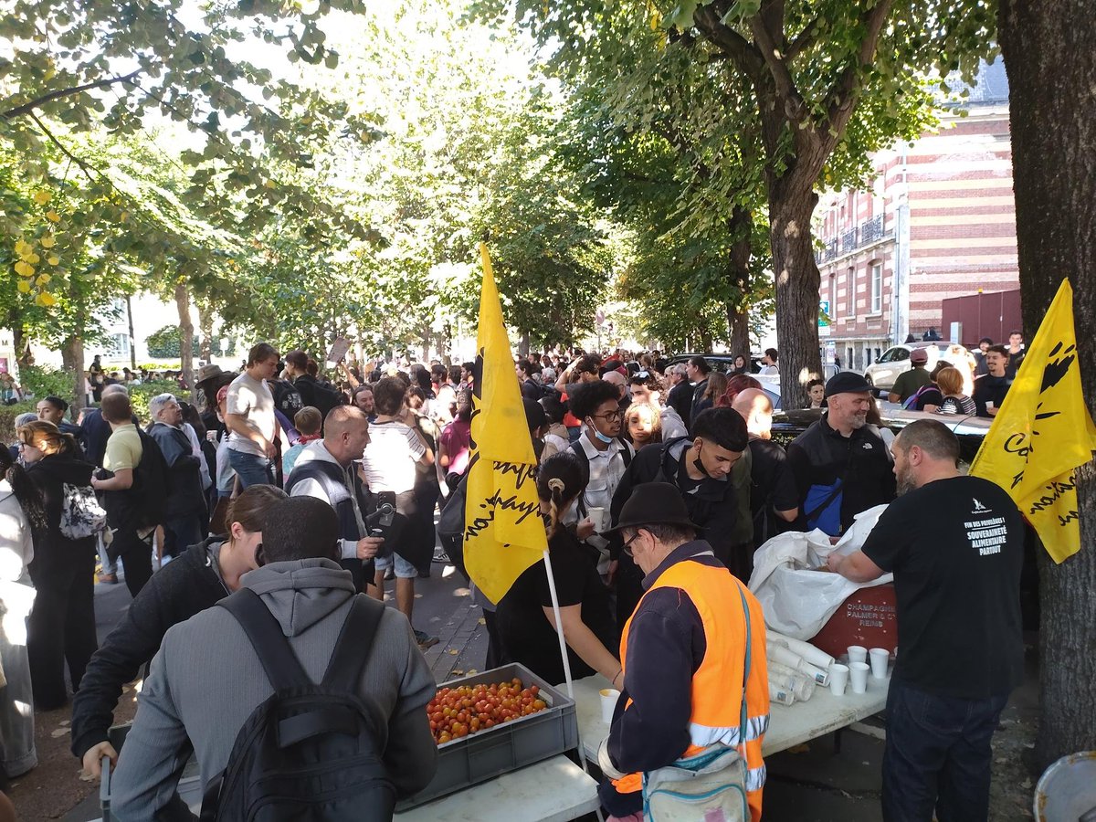 ConfPaysanne's tweet photo. #6octobre ✊ : à #Reims distribution de soupe et de légumes en soutien aux lycéens et lycéennes qui manifestent ce matin ✊ https://t.co/lHGCfP2DQJ
