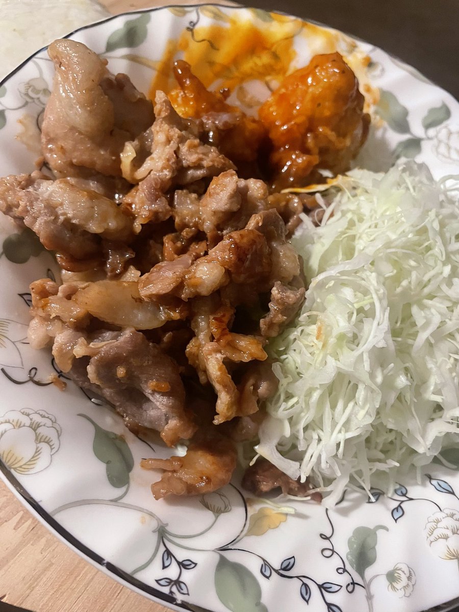 runa_amagi1's tweet photo. 一人だから適当に。

生姜焼きとキャベツ美味しい！！あー！！美味しい https://t.co/plHHDxYUXX