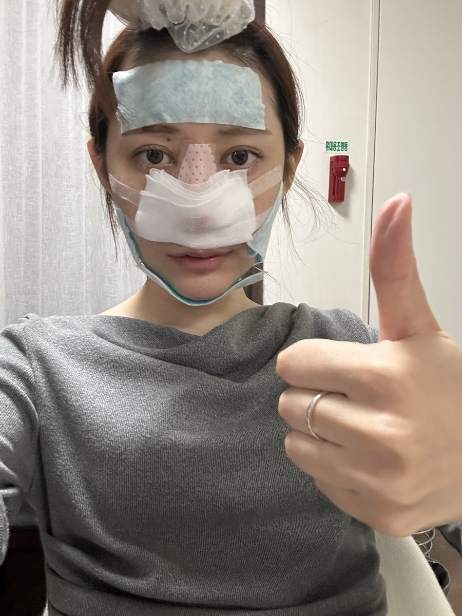 コーヘンで3回目の鼻フル再手術してきた！！！！！！
薬も薬局までお使いしてくれて、ホテル着いたらお粥食べてねってあったかいお粥もくれて、タクシーも呼んでくれてタクシーに乗り込むまでお見送りしてくれた😭😭😭
韓国でこんなに思いやりとホスピタリティに溢れたクリニック、私が骨切りしたクリニック以来だよ😭😭😭