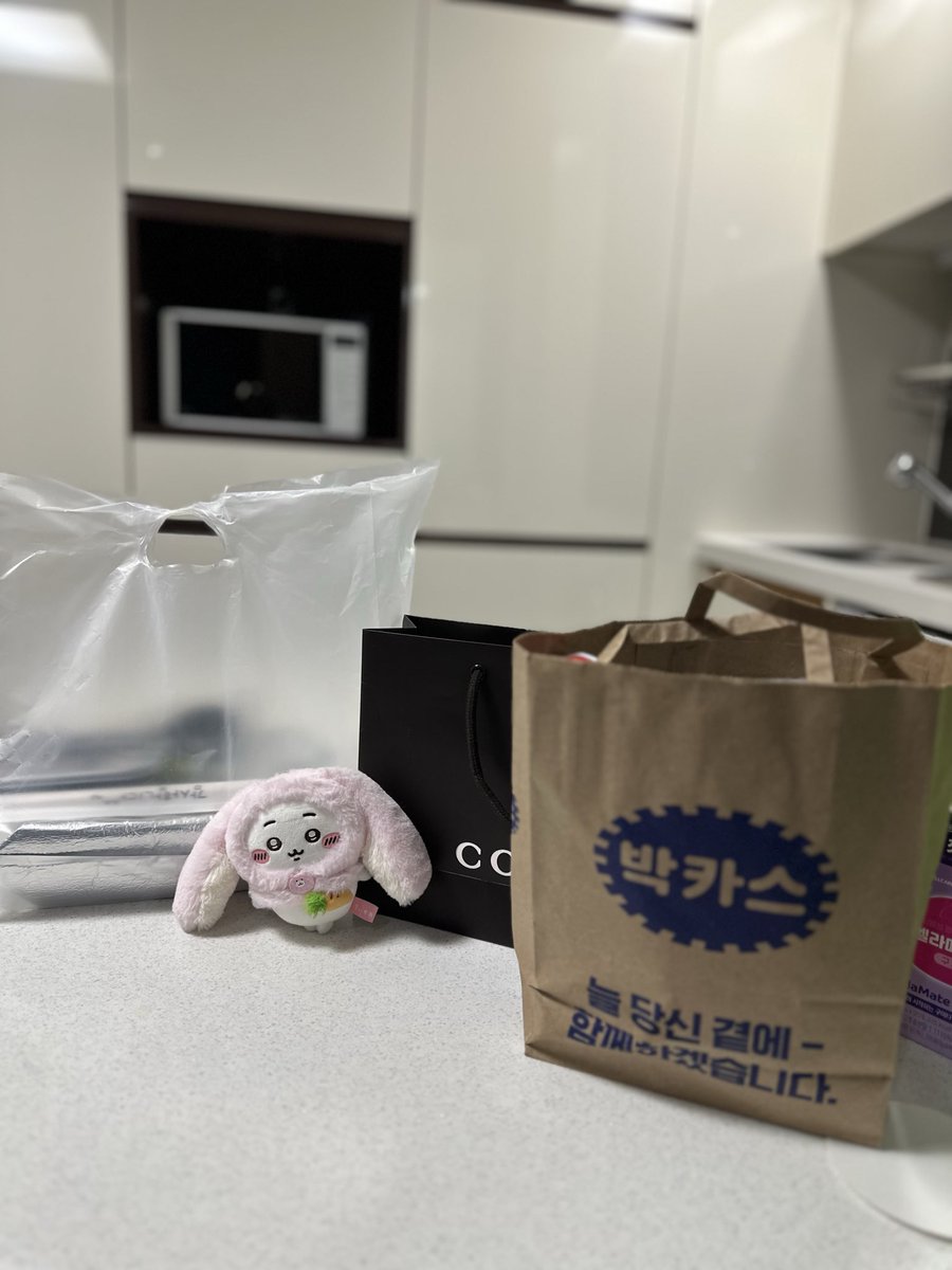 コーヘンで3回目の鼻フル再手術してきた！！！！！！
薬も薬局までお使いしてくれて、ホテル着いたらお粥食べてねってあったかいお粥もくれて、タクシーも呼んでくれてタクシーに乗り込むまでお見送りしてくれた😭😭😭
韓国でこんなに思いやりとホスピタリティに溢れたクリニック、私が骨切りしたクリニック以来だよ😭😭😭
