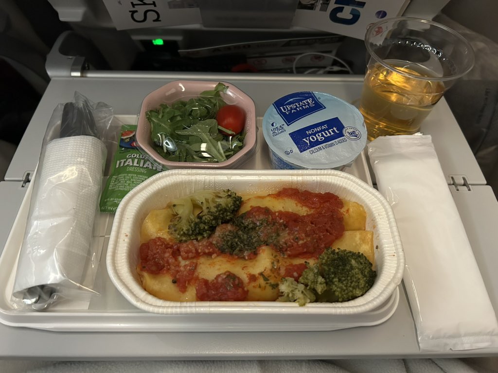 peperonron21's tweet photo. 帰りの機内食🍽️

帰りはアメリカ仕込みだったので、
行きの機内食とはテイストが違い日系航空会社なのに米国を感じる機内食でした🇺🇸🇯🇵

#機内食
#JAL https://t.co/sb05xr118w