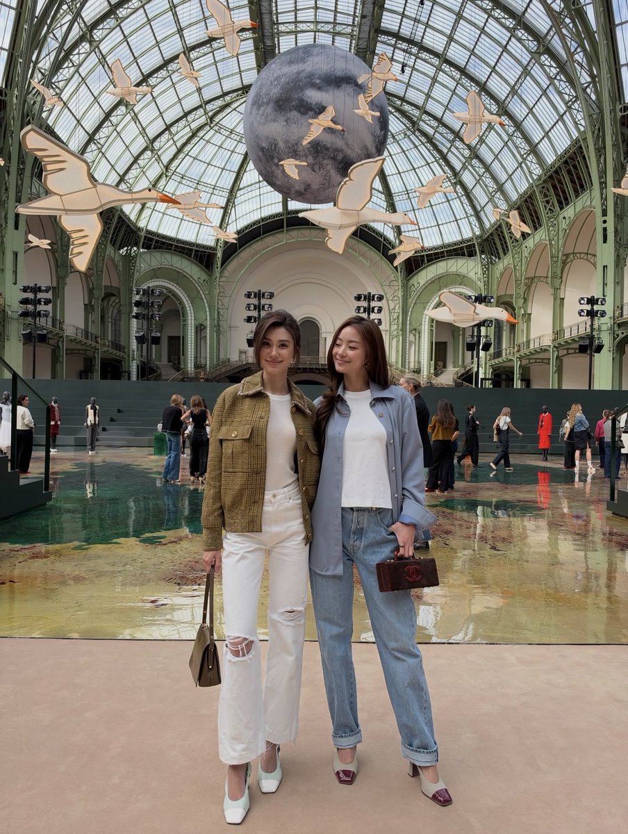 miunatsha_fans's tweet photo. พี่ลีน่าจะไปรู้อะไรร รู้ยัง รู้ไหม 

#CHANELSS27xLenaMiu
#MiuNatsha
#CHANELSpringSummer
#CHANEL #PFW https://t.co/pRwWcIS6mk