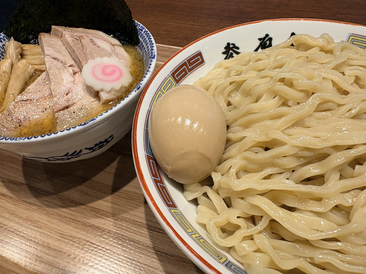 0kara1_man's tweet photo. 【176杯目】参厘舎 トフロム八重洲店🍜
特製つけ麺 大 1,650円

同僚の「六厘舎行った」に刺激され初訪問！

↓

平打ち麺がうまい！
甘辛しょっぱ系のつけ汁も好み🔥

↓

厚切りメンマ、ネギ、半熟味玉も👍

↓

ただ「大」はヤバい🤣
完全腹パンではしご断念（笑）

総じて美味しい一杯！

#参厘舎 https://t.co/L1t3YPA8Tu