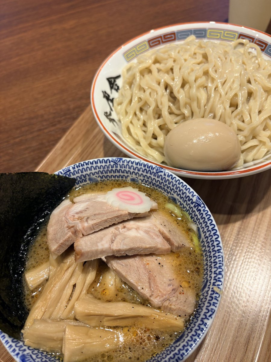 0kara1_man's tweet photo. 【176杯目】参厘舎 トフロム八重洲店🍜
特製つけ麺 大 1,650円

同僚の「六厘舎行った」に刺激され初訪問！

↓

平打ち麺がうまい！
甘辛しょっぱ系のつけ汁も好み🔥

↓

厚切りメンマ、ネギ、半熟味玉も👍

↓

ただ「大」はヤバい🤣
完全腹パンではしご断念（笑）

総じて美味しい一杯！

#参厘舎 https://t.co/L1t3YPA8Tu