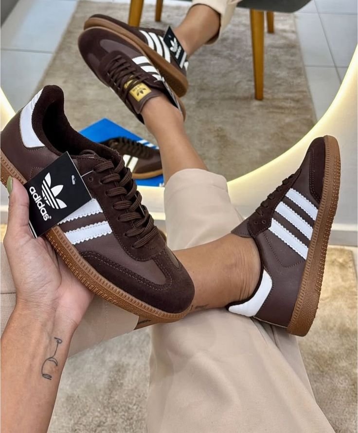 Bllury's tweet photo. samba brown Adidas https://t.co/w5k3USNLEA