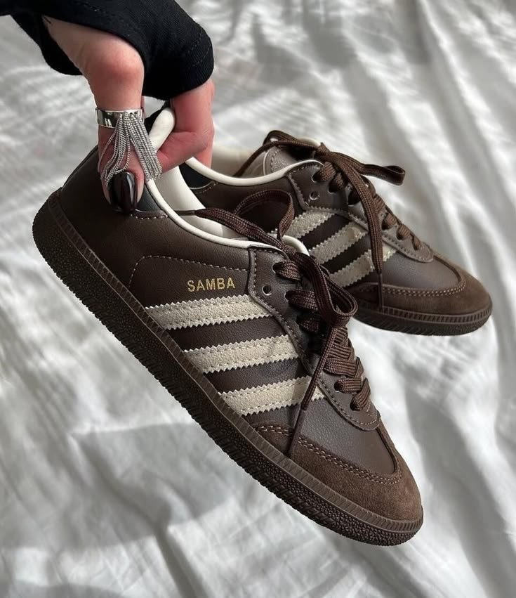 Bllury's tweet photo. samba brown Adidas https://t.co/w5k3USNLEA