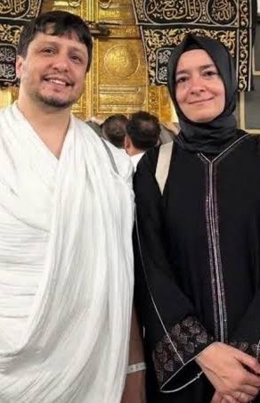 HaberReport's tweet photo. Fatih Altaylı, Fatma Betül Sayan Kaya ve eşinin fon kazancı iadesine:

"Geri ödeme için valör tarihini beklediler. 
Vadeyi bozmadılar, vadenin dolum tarihinden sonra TMSF’ye aktardılar. 

Tabii ana parayı koruyup, sadece elde ettikleri kazancı geri ödediler. 

Ancak ortada bir sorun var. 

Vurguncu Kaya çifti bu parayı, yani 2,2 milyar TL’yi bir ayı aşkın süredir bankada faizde tutuyorlardı. 

2,2 milyar TL’nin yıllık faizi o günlerdeki faiz oranı olan yüzde 40 civarı ile yıllık yaklaşık 880 milyon TL tutuyor. 

Bunun bir aylık getirisi de 73,5 milyon TL ediyor. 

73,5 milyon TL bugünkü kurdan hesaplanırsa hemen hemen 1 milyon 500 bin dolar ediyor. 

Vurguncu çift geçen Nisan ayında Fon’a toplamda yaklaşık 3 milyon 600 bin dolar yatırmıştı. 

Şimdi ise parayı iade ettikten sonra bile ellerinde 5 milyon 100 bin dolar var. 

5 ayda dolar bazında yüzde 50 civarı bir kazanç. 

Bence bir talimat daha verilse iyi olur. 
Hiç değilse faizini de geri versin."