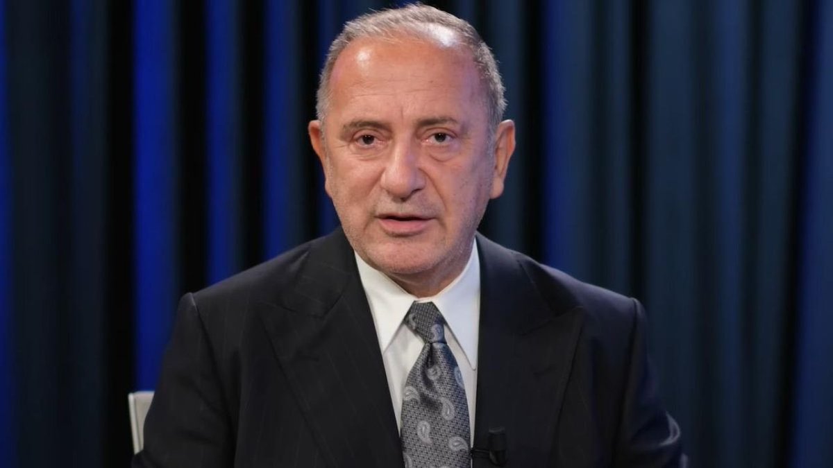HaberReport's tweet photo. Fatih Altaylı, Fatma Betül Sayan Kaya ve eşinin fon kazancı iadesine:

"Geri ödeme için valör tarihini beklediler. 
Vadeyi bozmadılar, vadenin dolum tarihinden sonra TMSF’ye aktardılar. 

Tabii ana parayı koruyup, sadece elde ettikleri kazancı geri ödediler. 

Ancak ortada bir sorun var. 

Vurguncu Kaya çifti bu parayı, yani 2,2 milyar TL’yi bir ayı aşkın süredir bankada faizde tutuyorlardı. 

2,2 milyar TL’nin yıllık faizi o günlerdeki faiz oranı olan yüzde 40 civarı ile yıllık yaklaşık 880 milyon TL tutuyor. 

Bunun bir aylık getirisi de 73,5 milyon TL ediyor. 

73,5 milyon TL bugünkü kurdan hesaplanırsa hemen hemen 1 milyon 500 bin dolar ediyor. 

Vurguncu çift geçen Nisan ayında Fon’a toplamda yaklaşık 3 milyon 600 bin dolar yatırmıştı. 

Şimdi ise parayı iade ettikten sonra bile ellerinde 5 milyon 100 bin dolar var. 

5 ayda dolar bazında yüzde 50 civarı bir kazanç. 

Bence bir talimat daha verilse iyi olur. 
Hiç değilse faizini de geri versin."