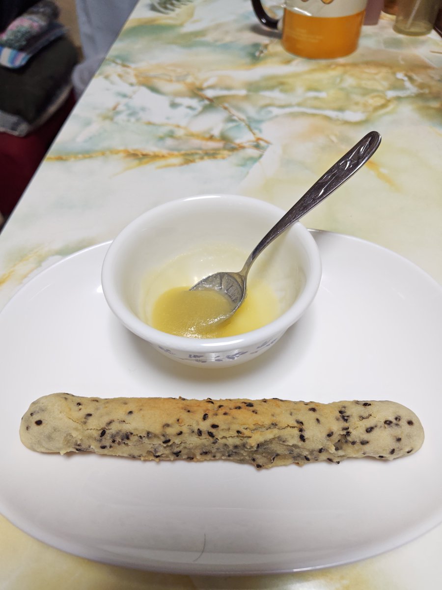 ch_nazuna's tweet photo. 左は今日のオヤツの”ごまスティック”♡
食べちゃって1本しか残ってないw
一緒に作ったハニーバタークリームをつけると最高(*´꒳`*)
右のは今夜の夕食になった”チーズフォカッチャ”♡
ずっと娘にせがまれてたから勢いでw
チーズを包むのがちょっと難問だったけど(^_^;)
こっちも美味しかったぁ♡ https://t.co/qNTCgdlTq3