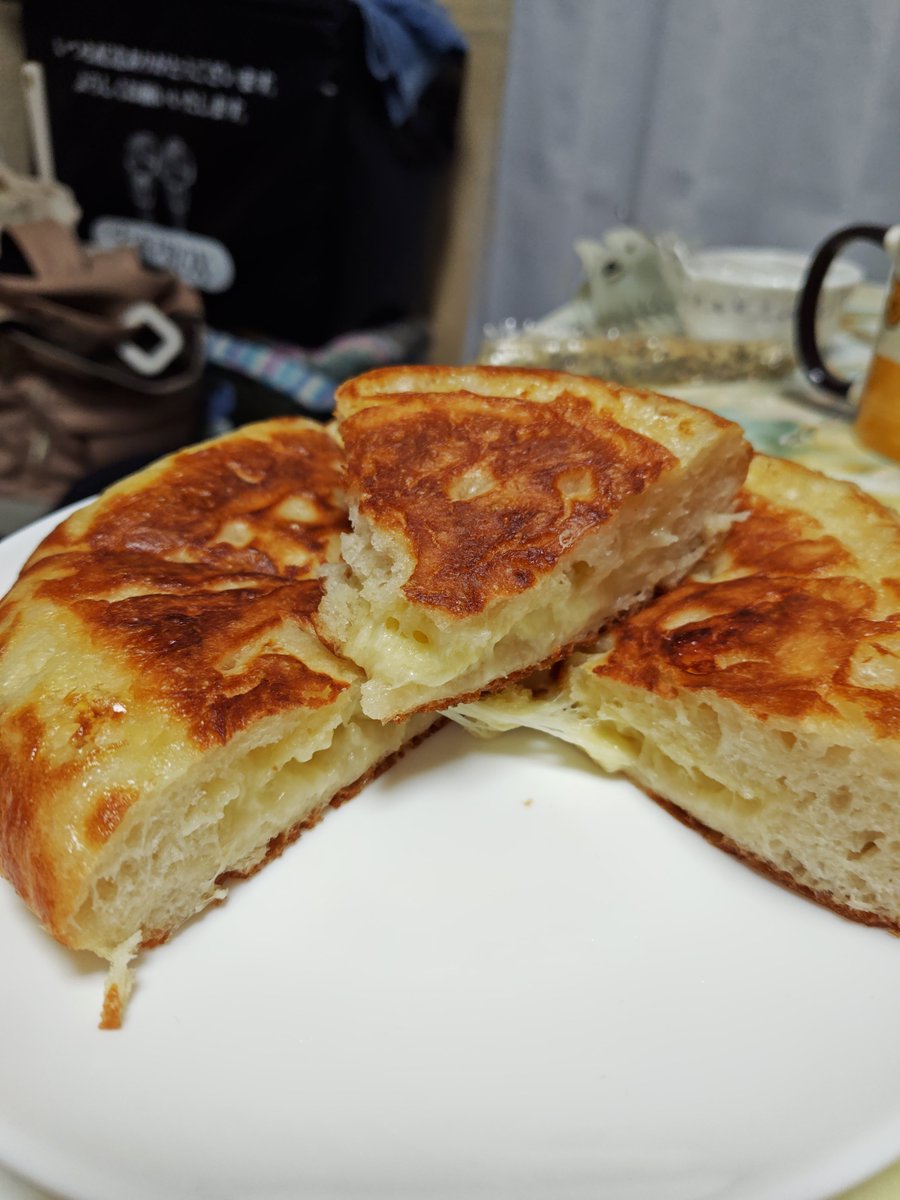 ch_nazuna's tweet photo. 左は今日のオヤツの”ごまスティック”♡
食べちゃって1本しか残ってないw
一緒に作ったハニーバタークリームをつけると最高(*´꒳`*)
右のは今夜の夕食になった”チーズフォカッチャ”♡
ずっと娘にせがまれてたから勢いでw
チーズを包むのがちょっと難問だったけど(^_^;)
こっちも美味しかったぁ♡ https://t.co/qNTCgdlTq3