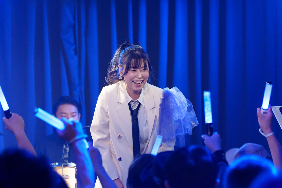 aili_1129's tweet photo. #AiLi13周年 ワンマンライブ『AXL』
#広げようAiLiの輪

扁桃腺の手術をして
思うようにライブ活動ができなくて
そんな中迎えた10周年。

走りきれなかったあの日、あの年。

あの時はあれが最大級の幸せだったけど
「もっと出来た」って
終わってから悔しくなったワンマンでした。

リベンジって言葉は好きじゃないんだけど
やっぱり越えたい気持ちがあるのが本音です。

今のAiLiなら出来るって信じてくれてる
みんなのためにも
私は私を諦めません！！

ついて来てください！！
絶対に幸せな日にするから✨

チケット🎫https://t.co/oPd3jfKZmS