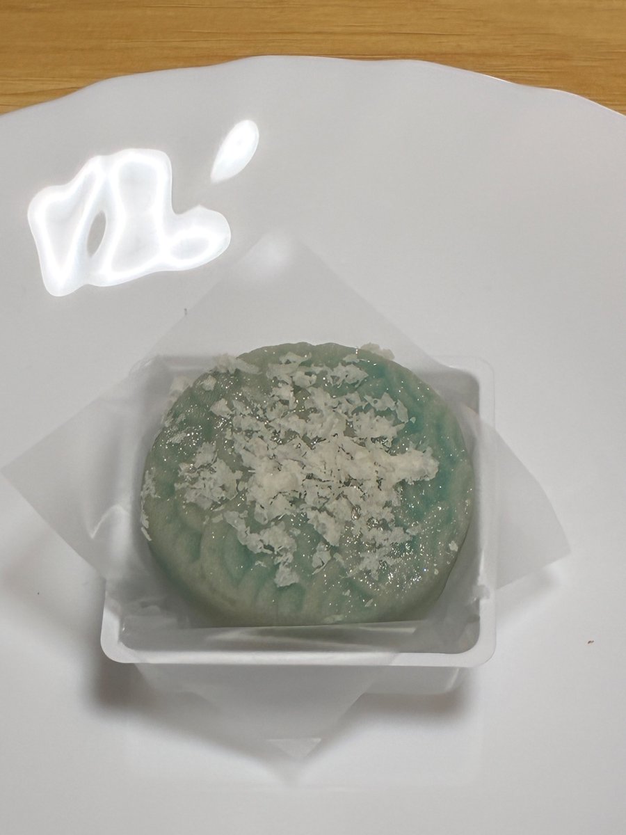 an9_ct's tweet photo. 御菓子所高木さんの「凪の光」
青海波模様と色味でひとめぼれ レモン餡の練切に削ったパルミジャーノチーズが降りかかってビジュも美しい 食べてみるとレモンのすっきりさとチーズのほのかな塩味がマッチして美味っ！

#和菓子魂 後夜祭 https://t.co/2HM3IGaq8H