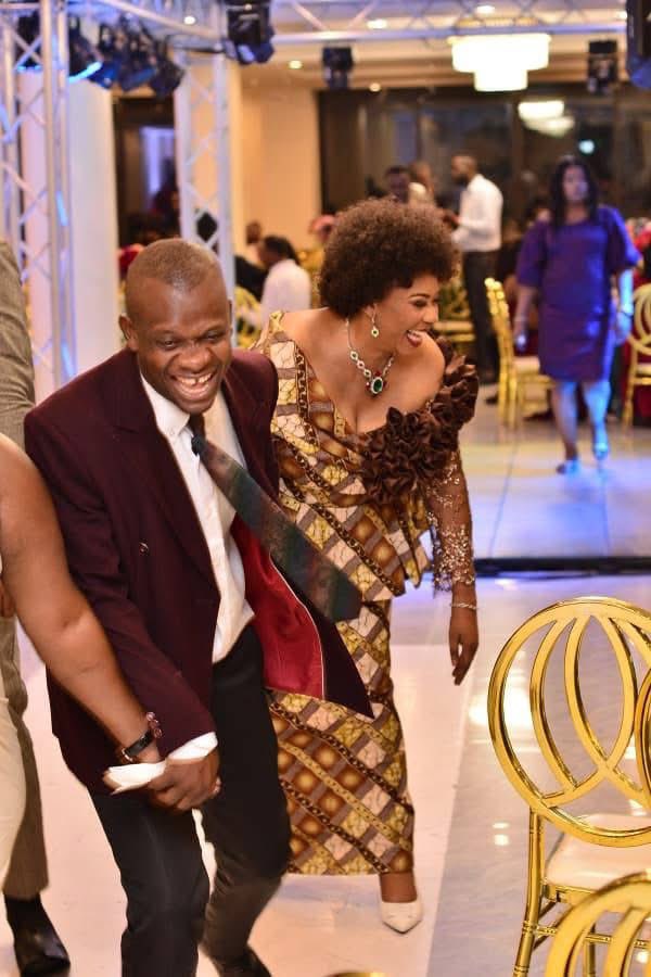 KimKimuntu's tweet photo. « Rien ne révèle mieux le caractère d'un homme que sa façon de rire. »
Goethe
#maloba https://t.co/CmiCRqk9yh