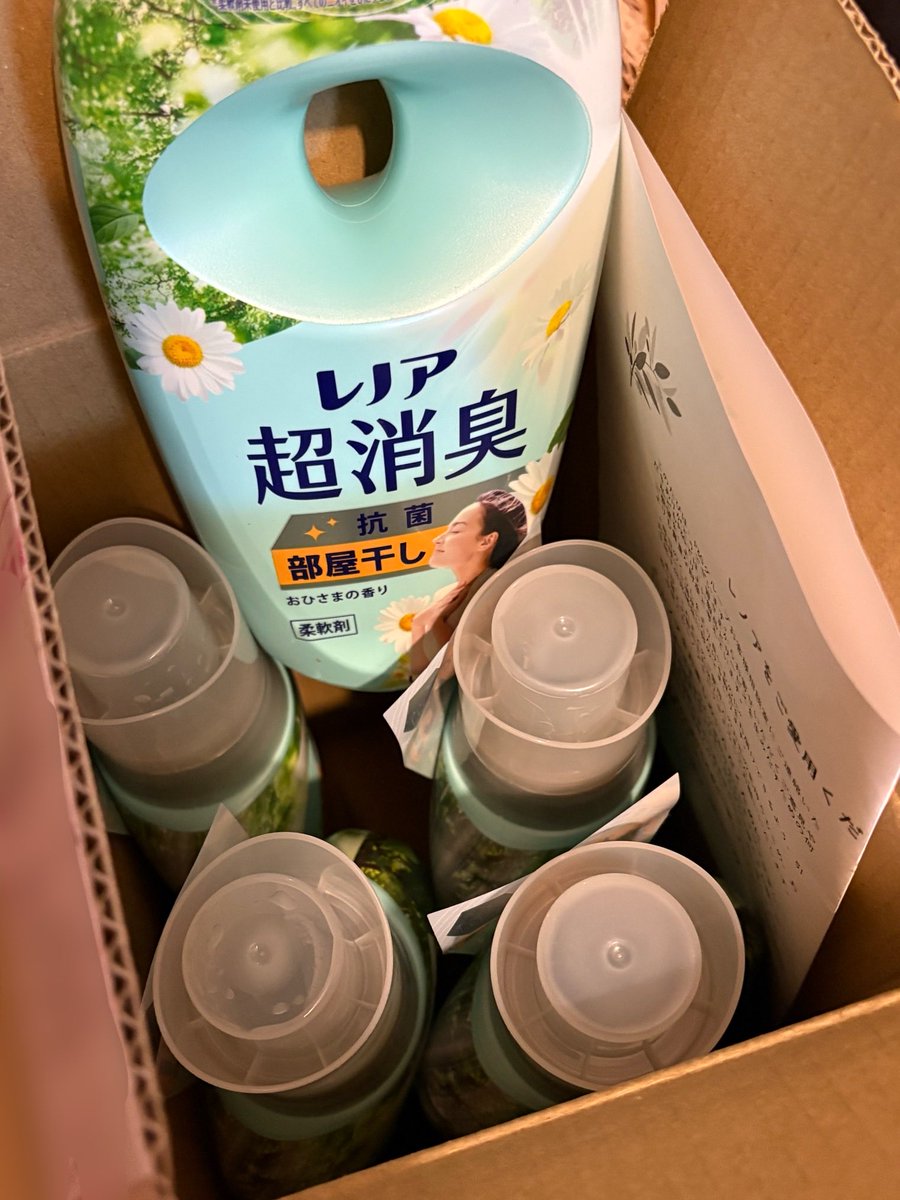 from_capecod's tweet photo. 密林で買ったばかりの、中身全部ドロドロで使いもんにならなかった大容量の柔軟剤が、新品の5本の柔軟剤になってやってきた！笑 https://t.co/UOO2EaCWPq