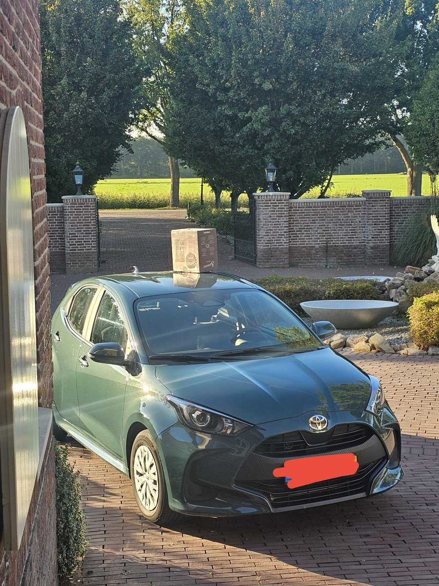 Sharkf0rce's tweet photo. @PostNL ik wil even iets melden ik heb een pakket ontvangen maar niet op de manier zoals hoort. Prima dat een pakket voor de voordeur neergezet word maar boven op het dak van een auto van de visite is gewoon niet oke.
Misschien handig de chauffeur aan te spreken ๐ #postNL https://t.co/Lo19GGiNYt