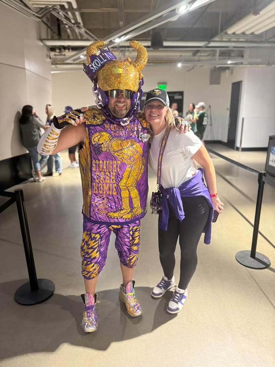 ThesingAnt65426's tweet photo. @cdeegz8 Who's more embarrassing....this guy or Darrick Mitchell AI slop posting rage bait master? https://t.co/BkE74Ynxc8