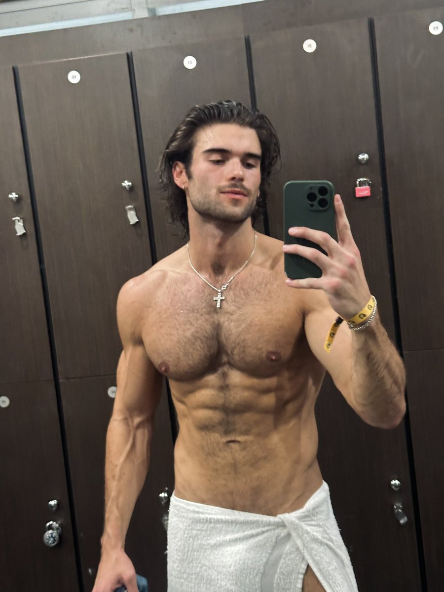 hunter_mcveytn's tweet photo. A locker room special edition ✨ https://t.co/MfDAZPKxL5