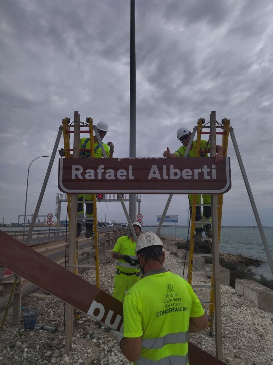 oscar_puente_'s tweet photo. Cádiz ya tiene su puente dedicado a Rafael Alberti. En cumplimiento de la Ley de Memoria Democrática, el emblemático acceso a la ciudad va a reconocer la figura de un referente de la cultura y las libertades. https://t.co/ALdN1Wa7BM