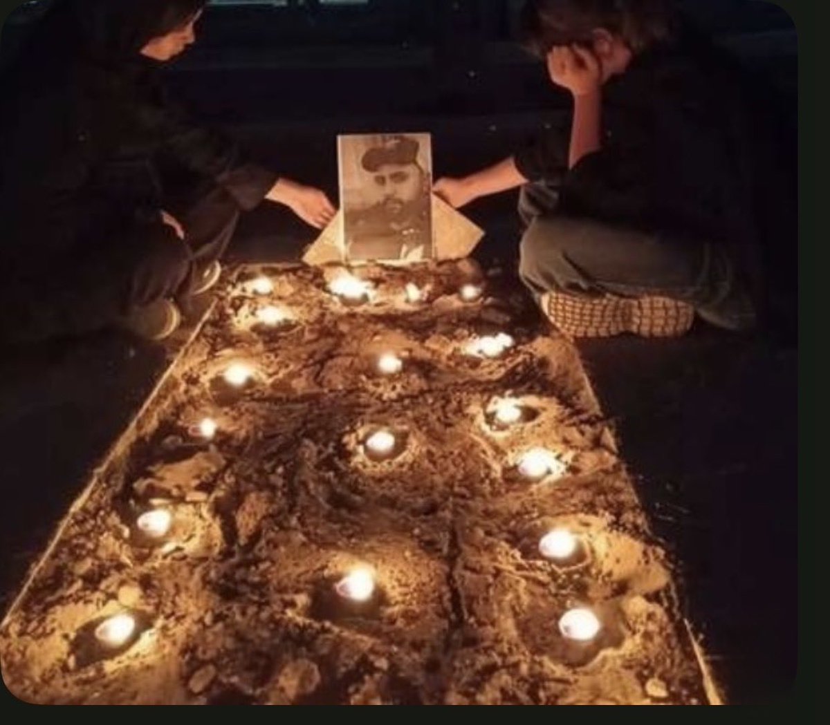 Shireenyhiu's tweet photo. علیرضا دیروز برای نجاتت از همه کمک می خواستم ،که صدایت باشند.
باورم نمیشه امروز باید کنار مزارت بنویسم 
تو فراموش شدنی نیستی
ایران تورا به یاد خواهد داشت
راحت بخواب پسرم.🖤🥀🕊️🕯️
#علیرضا_سپهری✨ https://t.co/UnkkqWdarU