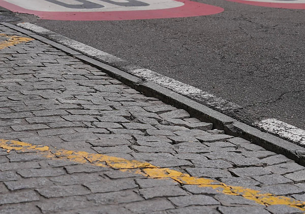 LaGacetaSA's tweet photo. La Gran Vía empieza a tener zonas donde el adoquinado parece haber decidido bajar un nivel. Algunos tramos presentan hundimientos que obligan a mirar al suelo más de la cuenta para evitar tropiezos... 
https://t.co/JkV9tLxq3Z https://t.co/2ChHgAWHW6