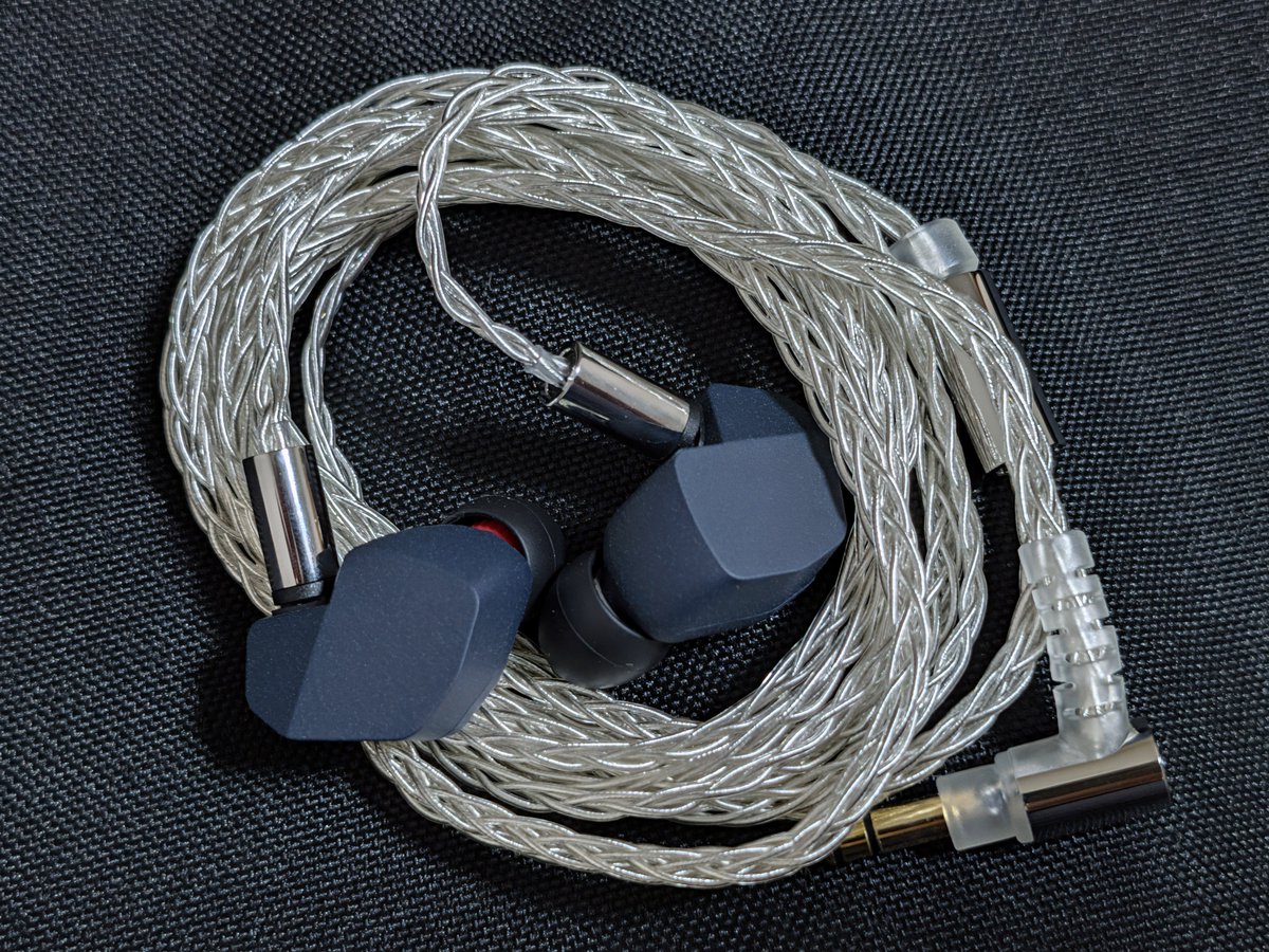 pumope's tweet photo. A4000買い直したいな～と思ってたらフリマアプリでA4000/5000の未使用2本セットが安かったので(ふるさと納税か？)、ケーブル組み替えて余りを売り飛ばすことで実質1万ぐらいでA4000と単品2万相当のケーブルを得られた https://t.co/YHKO9wSXtO