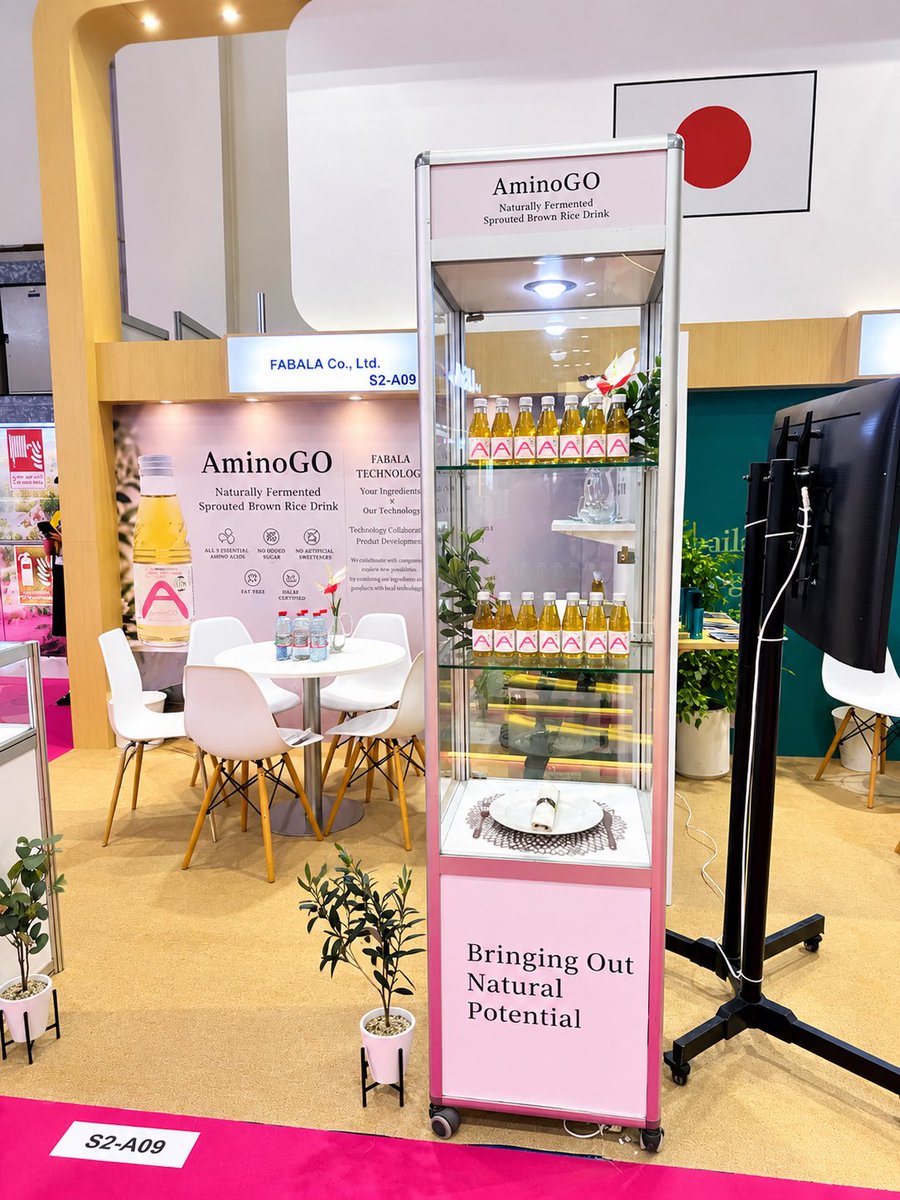 MANANMANA12's tweet photo. Beauty world Dubai 初日スタートしてます
@beautyworlddxb #fabala #ehibition https://t.co/AetvTAeadM