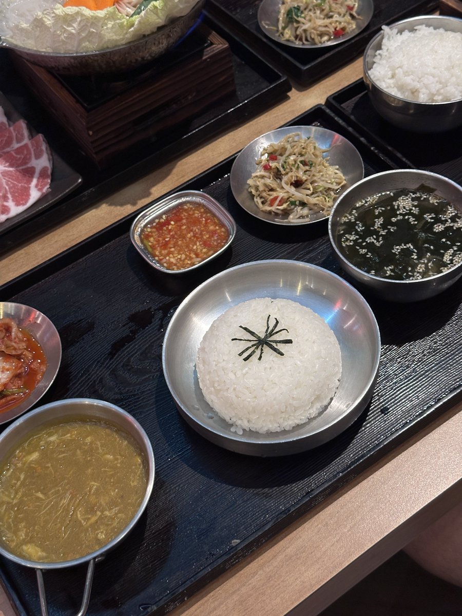 ispraews's tweet photo. ไม่แปลกใจที่หลายคนแนะนำ ร้าน kaokaobom ไปลองมาแล้วดีจริงงง บะหมี่มันปูอร่อยมากเซทจุกๆ ราดน้ำจิ้มซีฟู้ดตัดเลี่ยนดีมาก แล้วก็ชอบหม่าล่าข้อสอบ รสชาติเข้มข้นนัวๆ ฟรีชาเขียวอีกฮือ *แต่ละเซทราคาไม่ถึง 200 ในโซนสยามอะ 🥹🥹อย่างอื่นก็ดี ถึงว่าคนเยอะเลย ซ้ำแน่นอน (siam square one) https://t.co/Byvxp804fL