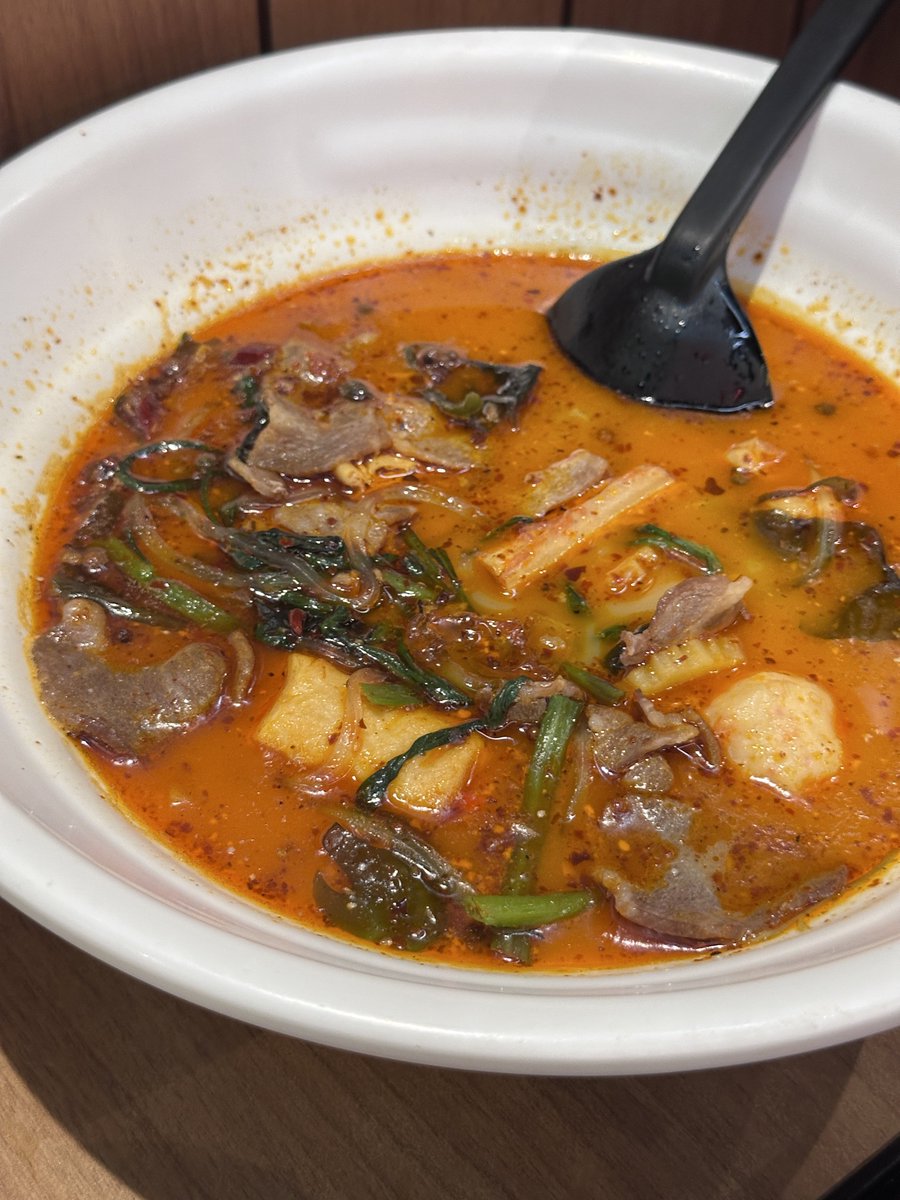 ispraews's tweet photo. ไม่แปลกใจที่หลายคนแนะนำ ร้าน kaokaobom ไปลองมาแล้วดีจริงงง บะหมี่มันปูอร่อยมากเซทจุกๆ ราดน้ำจิ้มซีฟู้ดตัดเลี่ยนดีมาก แล้วก็ชอบหม่าล่าข้อสอบ รสชาติเข้มข้นนัวๆ ฟรีชาเขียวอีกฮือ *แต่ละเซทราคาไม่ถึง 200 ในโซนสยามอะ 🥹🥹อย่างอื่นก็ดี ถึงว่าคนเยอะเลย ซ้ำแน่นอน (siam square one) https://t.co/Byvxp804fL