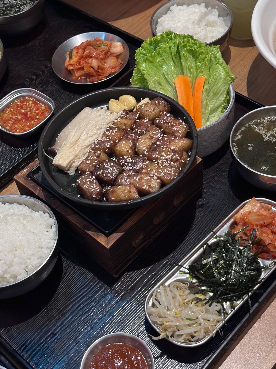 ispraews's tweet photo. ไม่แปลกใจที่หลายคนแนะนำ ร้าน kaokaobom ไปลองมาแล้วดีจริงงง บะหมี่มันปูอร่อยมากเซทจุกๆ ราดน้ำจิ้มซีฟู้ดตัดเลี่ยนดีมาก แล้วก็ชอบหม่าล่าข้อสอบ รสชาติเข้มข้นนัวๆ ฟรีชาเขียวอีกฮือ *แต่ละเซทราคาไม่ถึง 200 ในโซนสยามอะ 🥹🥹อย่างอื่นก็ดี ถึงว่าคนเยอะเลย ซ้ำแน่นอน (siam square one) https://t.co/Byvxp804fL