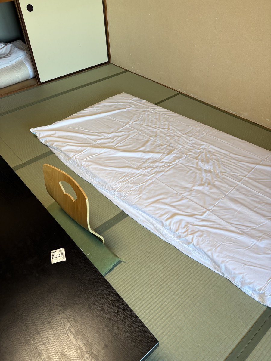 ememanyade2's tweet photo. 待てないから自分で敷いちゃうスタイル https://t.co/YZVArJ3fIu