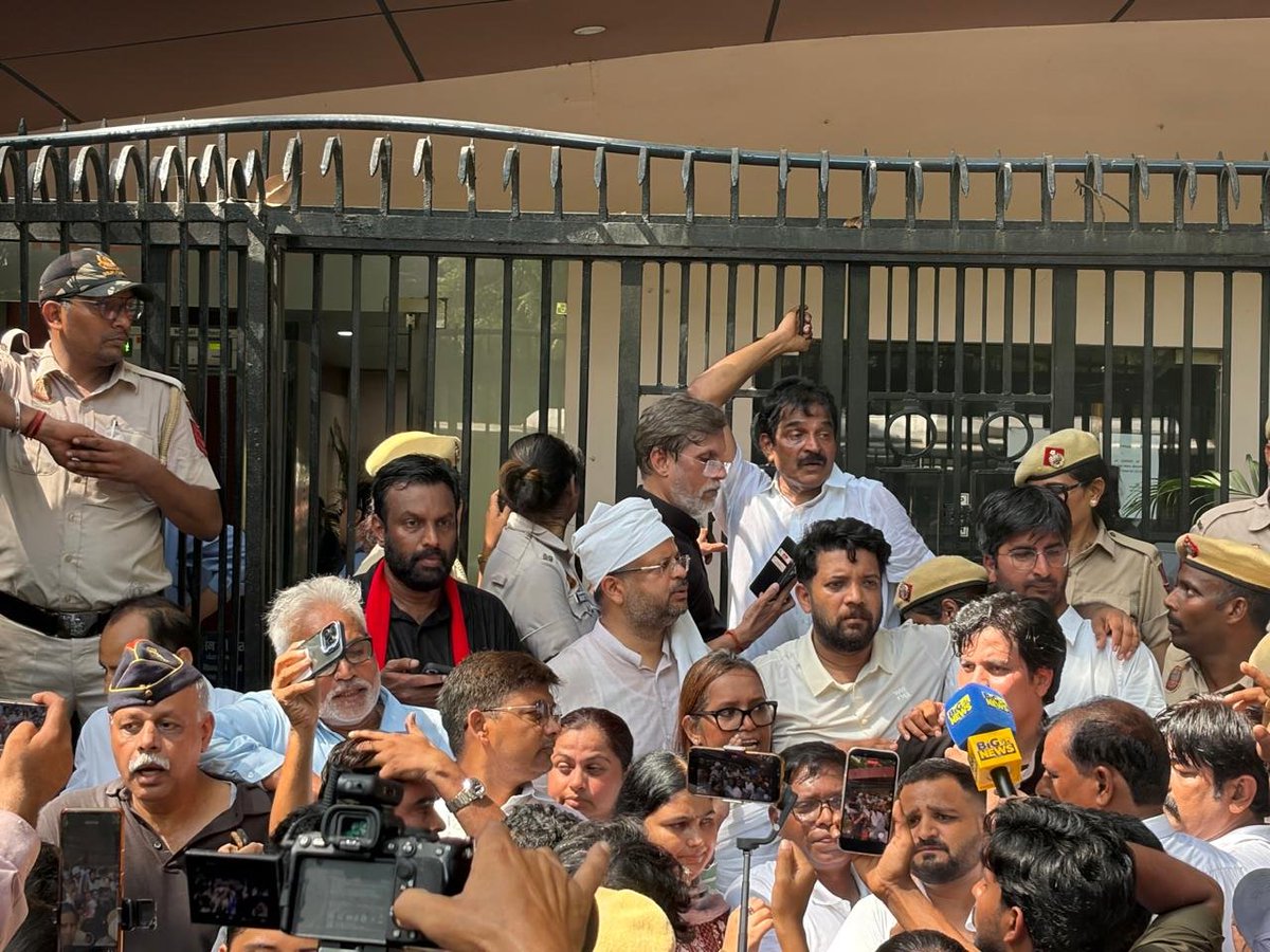 ColRohitChaudry's tweet photo. मोदी-शाह की पुलिस और गिरफ्तारियों से नहीं डरेंगे ✊🇮🇳

ज्ञानेश कुमार को जेल जाना होगा।

Ex-Servicemen Department - Congress Party https://t.co/uqdD8E9XYz
