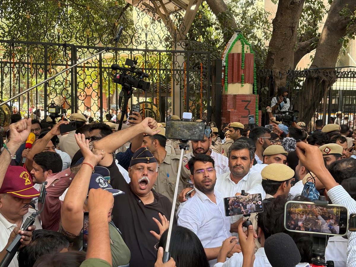 ColRohitChaudry's tweet photo. मोदी-शाह की पुलिस और गिरफ्तारियों से नहीं डरेंगे ✊🇮🇳

ज्ञानेश कुमार को जेल जाना होगा।

Ex-Servicemen Department - Congress Party https://t.co/uqdD8E9XYz
