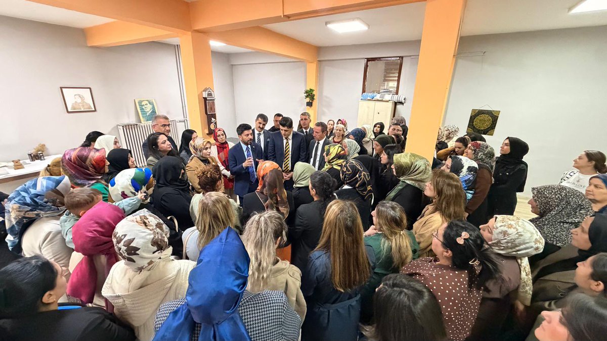 Akkadin_Hakkari's tweet photo. 📍 Hakkâri

Hayat Boyu Öğrenme Genel Müdürümüz Sayın Dr. Emre Topaloğlu, Vali Yardımcımız Sayın Bilal Çelik ve İl Kadın Kolları Başkanımız Sayın @GunesHyv ile birlikte 

Aile Destek Merkezi’ni (ADEM) ziyaret ederek kadınlarımızla bir araya geldi. https://t.co/EyW2gQH0pD