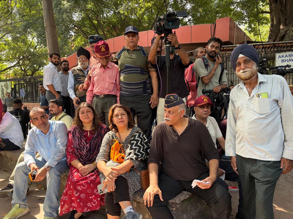 ColRohitChaudry's tweet photo. मोदी-शाह की पुलिस और गिरफ्तारियों से नहीं डरेंगे ✊🇮🇳

ज्ञानेश कुमार को जेल जाना होगा।

Ex-Servicemen Department - Congress Party https://t.co/uqdD8E9XYz