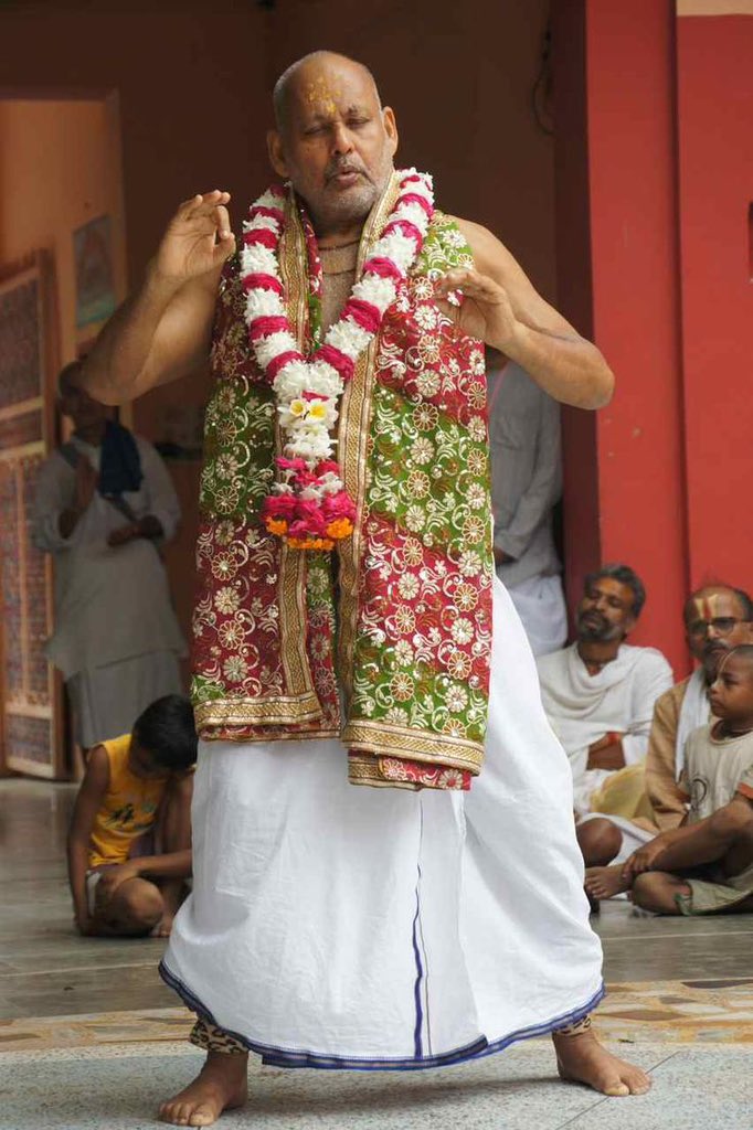onlineharshit's tweet photo. महान गौसेवक, पर्यावरणविद् एवं श्रीराधा रानी के अनन्य भक्त, श्रीमान मंदिर धाम गहवरवन बरसाना के पद्मश्री संत श्री रमेश बाबा जी के ब्रह्मलीन होने का समाचार अत्यंत दुःखद है।

प्रभु दिवंगत पुण्यात्मा को श्रीचरणों में स्थान दें एवं सभी भक्तों को यह दुःख सहने की शक्ति प्रदान करें। https://t.co/vtEctrRnEA
