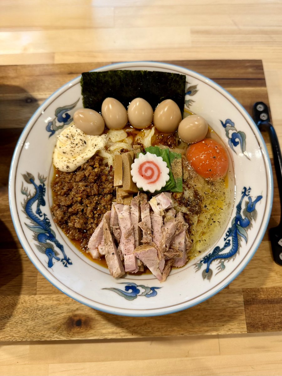 menna_ojisan's tweet photo. 手作りラーメンの店 Rustic Noodles
@Takasi_ra_men 

◉野田しょうゆ呉汁麺
　＋うずら＋追い飯

仕事帰りに『Rustic Noodles』さん🚗
ちょい辛の大豆ミンチとモチモチ麺🥰
野田しょうゆのコクと出汁の旨み✨✨
混ぜるとマヨのまろやかさが加わる🥰
最後は追い飯ドボン💣
スープをまとわせて雑炊風に🥰

ごちそうさまでした🙏