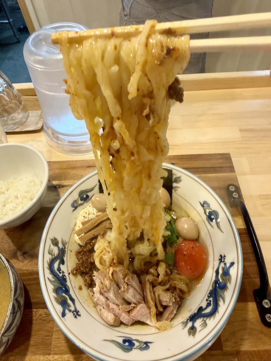 menna_ojisan's tweet photo. 手作りラーメンの店 Rustic Noodles
@Takasi_ra_men 

◉野田しょうゆ呉汁麺
　＋うずら＋追い飯

仕事帰りに『Rustic Noodles』さん🚗
ちょい辛の大豆ミンチとモチモチ麺🥰
野田しょうゆのコクと出汁の旨み✨✨
混ぜるとマヨのまろやかさが加わる🥰
最後は追い飯ドボン💣
スープをまとわせて雑炊風に🥰

ごちそうさまでした🙏