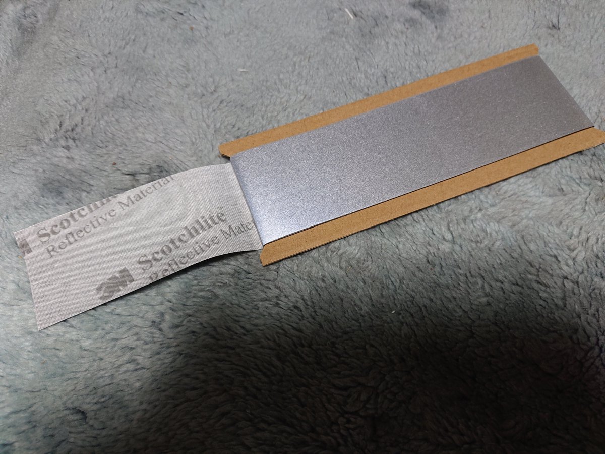 yutaredriver's tweet photo. 90年代SOF RAID BDUに付いてるIFFを再現するべく縫製用の反射布を購入してみた。

今までは同じ3Mの粘着テープ仕様に面ファスナーを付けたりしてたけど、90sはポケット直縫いも多いからね。 https://t.co/OTWpcoBGAu
