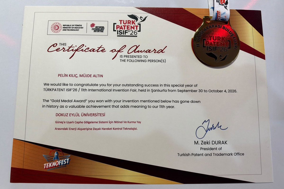 universitemDEU's tweet photo. 🏆 DOKUZ EYLÜL ÜNİVERSİTESİ, TEKNOFEST GÜNEYDOĞU’DAN ÖDÜLLERLE DÖNDÜ

🚀 Dokuz Eylül Üniversitesi, 30 Eylül–4 Ekim 2026 tarihleri arasında Şanlıurfa’da gerçekleştirilen TEKNOFEST Güneydoğu kapsamında önemli başarılara imza attı.

🥇 Sferon Havacılık ve Uzay Ekibi, Prof. Dr. Şahin Yavuz danışmanlığında katıldığı Savaşan İHA Yarışması’nda En İyi Tasarım Ödülü’nü kazandı. GPS sinyali bulunmayan ortamlarda uçuşunu sürdürebilen insansız hava aracının özgün tasarımı, karbon fiber yapısı ve kolay monte edilebilir özellikleri ödülde öne çıktı.

🏅 Üniversitemiz araştırmacıları tarafından geliştirilen üç buluş ise 11. Uluslararası Buluş Fuarı ISIF’26 kapsamında ödüle layık görüldü:

🥇 Altın Madalya
Dr. Pelin Kılıç ve Prof. Dr. Müjde Altın – “Güneş’e Uyarlı Cephe Gölgeleme Sistemi için Nitinol ve Kurma Yay Arasındaki Enerji Alışverişine Dayalı Hareket Kontrol Teknolojisi”

🥉 Bronz Madalya
Doç. Dr. Bora Uzun – “Kalça Protezleri İçin Yapay Eklem Kapsülü”

🥉 Bronz Madalya
Prof. Dr. Mustafa Erol – “Maddelerin Öz Isılarının İzolasyonsuz Kap ve Mikroişlemcilerle Ölçülme Sistemi ve Yöntemi”

🎯 TEKNOFEST Güneydoğu’da elde edilen bu başarılar; öğrencilerimizin, akademisyenlerimizin ve araştırmacılarımızın bilim, teknoloji ve inovasyon alanındaki nitelikli çalışmalarının önemli bir göstergesi oldu.

👏 Başarılarıyla Üniversitemizi gururlandıran Sferon Havacılık ve Uzay Ekibimizi, akademisyenlerimizi ve araştırmacılarımızı tebrik ediyor; bilim, teknoloji ve inovasyon alanındaki çalışmalarında başarılarının devamını diliyoruz.

🇹🇷 Dokuz Eylül Üniversitesi, öğrencileri, akademisyenleri ve araştırmacılarıyla ülkemizin bilim ve teknoloji ekosistemine katkı sunmaya devam ediyor.

#DokuzEylülÜniversitesi #TEKNOFEST2026 #TEKNOFESTGüneydoğu #ISIF26 #Sferon #İnovasyon #BilimVeTeknoloji