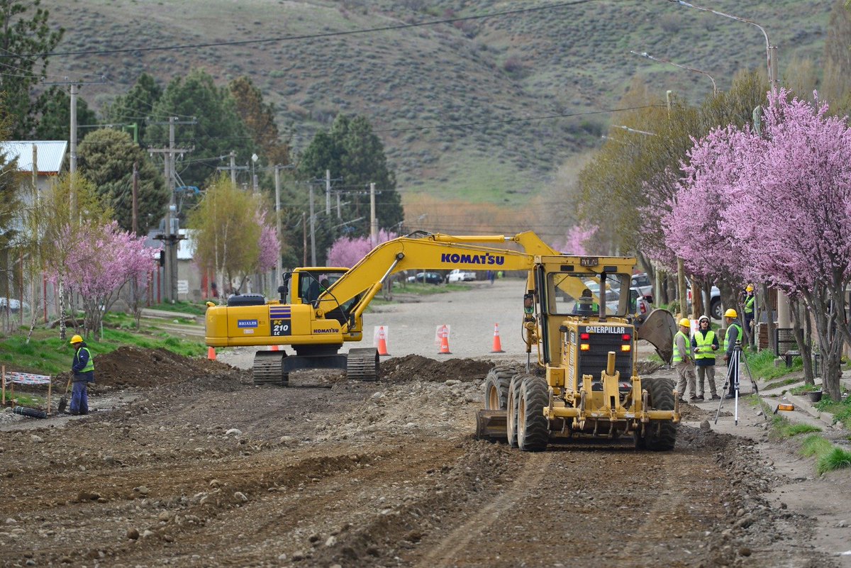 Rolo_Figueroa's tweet photo. JUNÍN DE LOS ANDES INICIA EL ASFALTO DE NUEVAS CUADRAS

Comenzamos una nueva etapa de 73 cuadras del plan de pavimentación de Junín de los Andes, una obra priorizada junto al municipio a través del Pacto de Gobernanza, que permitirá casi duplicar las calles asfaltadas de la localidad.

Más pavimento significa mejor circulación, conectividad y acceso a los servicios. Es trabajo en equipo para transformar los recursos en obras que mejoran la vida de los neuquinos.

1000 DÍAS, 1000 RAZONES, 1000 OBRAS.