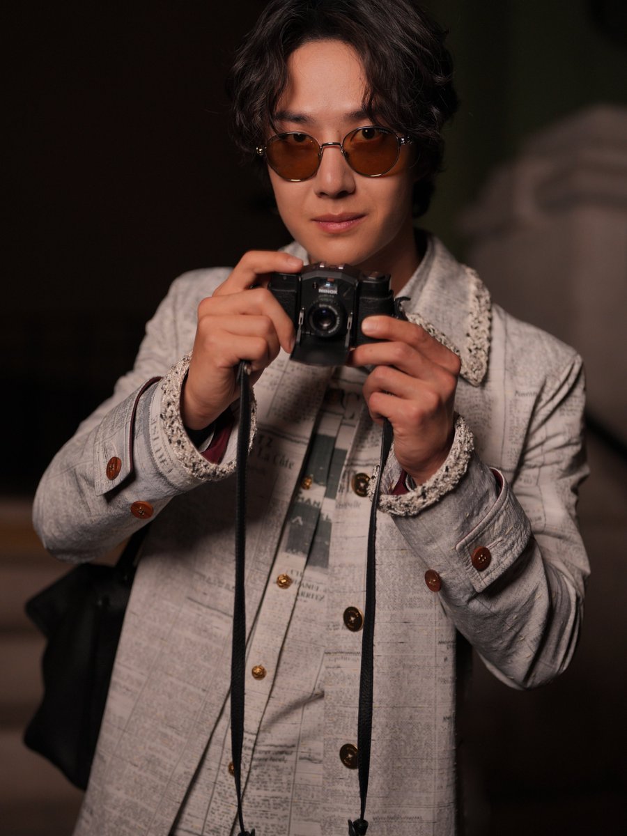 withdy_s75's tweet photo. ชั้นขำพี่ตากล้องงานชาแนลมาก เจอวอปถ่ายมาถ่ายกลับไม่โกงไปเลย 55555 เป็นคนแส้บๆ 😂😂

#WangYiboPFWSS27xCHANEL #CHANELSpringSummer #CHANELShow @CHANEL https://t.co/ORXfZ08cbq