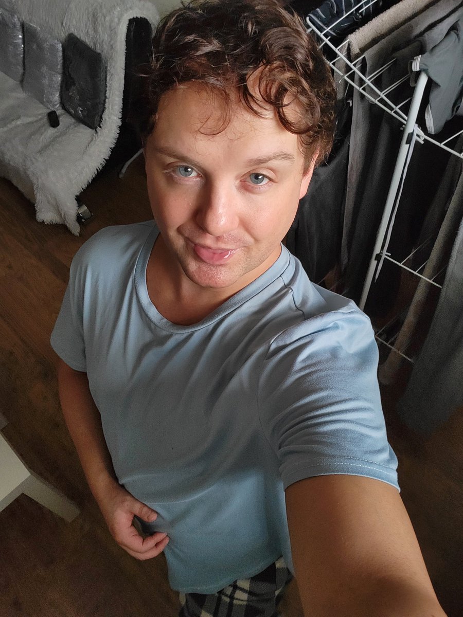 richardsinging's tweet photo. Messy hair day 🤪 because I can https://t.co/LnspKYNW1t