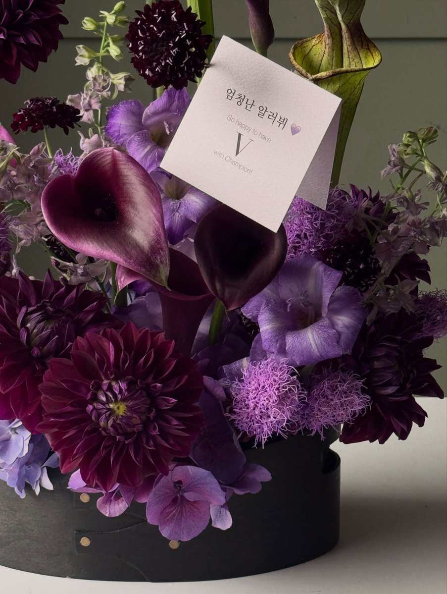 taeguide's tweet photo. [INFO] Champion sent Taehyung flowers

#TaehyungxChampion https://t.co/eIBwnjpPiY