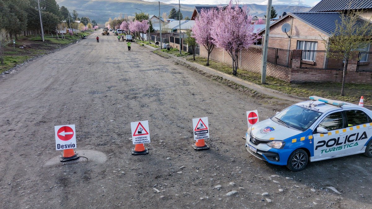 Rolo_Figueroa's tweet photo. JUNÍN DE LOS ANDES INICIA EL ASFALTO DE NUEVAS CUADRAS

Comenzamos una nueva etapa de 73 cuadras del plan de pavimentación de Junín de los Andes, una obra priorizada junto al municipio a través del Pacto de Gobernanza, que permitirá casi duplicar las calles asfaltadas de la localidad.

Más pavimento significa mejor circulación, conectividad y acceso a los servicios. Es trabajo en equipo para transformar los recursos en obras que mejoran la vida de los neuquinos.

1000 DÍAS, 1000 RAZONES, 1000 OBRAS.