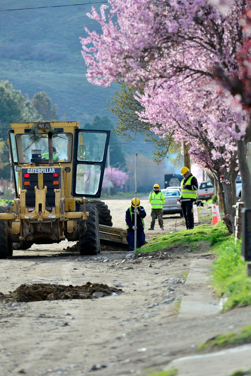 Rolo_Figueroa's tweet photo. JUNÍN DE LOS ANDES INICIA EL ASFALTO DE NUEVAS CUADRAS

Comenzamos una nueva etapa de 73 cuadras del plan de pavimentación de Junín de los Andes, una obra priorizada junto al municipio a través del Pacto de Gobernanza, que permitirá casi duplicar las calles asfaltadas de la localidad.

Más pavimento significa mejor circulación, conectividad y acceso a los servicios. Es trabajo en equipo para transformar los recursos en obras que mejoran la vida de los neuquinos.

1000 DÍAS, 1000 RAZONES, 1000 OBRAS.